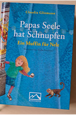 Titelbild eines Buches mit dem Titel "Papas Seele hat Schnupfen". Der Untertitel lautet: "Ein Muffin für Nele" und als Autorin ist vermerkt: Claudia Gliemann. Das Titelbild zeigt eine Zeichnung. Darauf ist zu erkennen, dass ein Mädchen mit langen, blonden Haaren einem Affen ein en Leckerbissen anbietet.