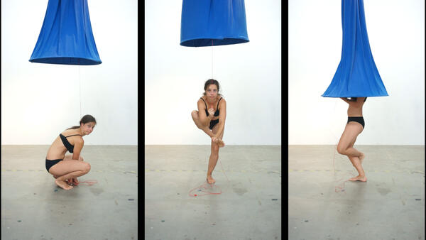 Kunstwerk: Drei Momentaufnahmen aus einem Kunstvideo stehen nebeneinander. Darauf ist zu sehen, wie eine Frau in einer blauen Röhre verschwindet, die von oben kommt. 