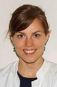 Portraitaufnahme einer jungen Frau mit weißem Arztkittel