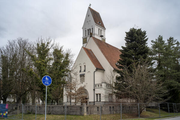 Außenansicht einer Kirche mit Kirchturm