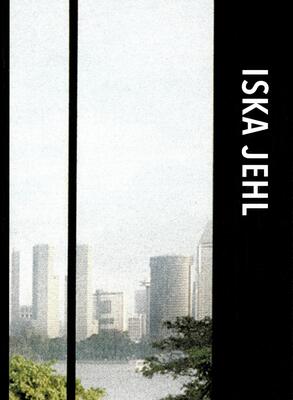 Namenzug "Iska Jehl" in Großbuchstaben vertikal am rechten Bildrand. Am unteren Bildrand sind Hochhäuser zu erkennen. Der Blick geht durch ein Fenster.