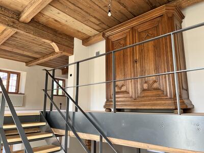 Innenansicht der Historischen Mühle in Unterammergau zeigt das Obergeschoss mit einem Schrank aus Holz