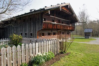 Historischer Bauernhaus mit kompletter Holzfassade, inklusive balkon und Giebel