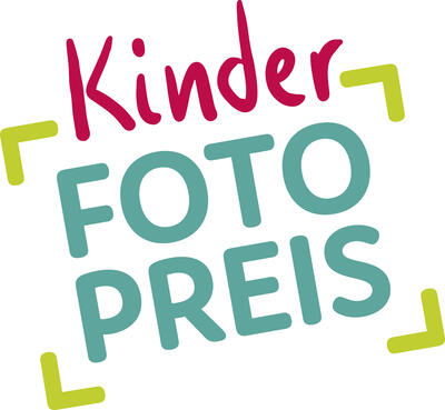 Logo: In roter Schrift steht "Kinder" oben und dann zwischen hellgrünen Ecken in blaugrüner Schrift "FOTO PREIS"