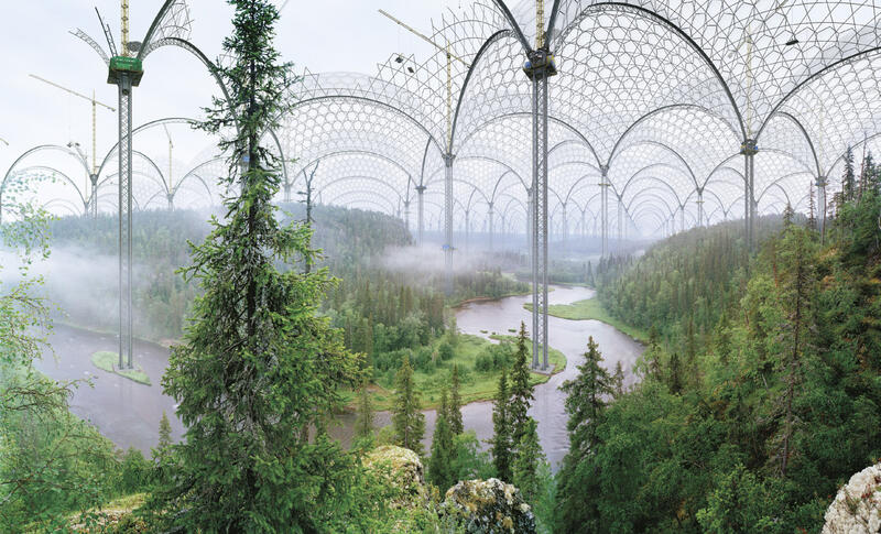 Blick auf bewaldete Flußlandschaft die von architektonischen Struktur aus Metatllstreben und Glasbögen überspannt wird. Das Bild ist eien Fotomontage.