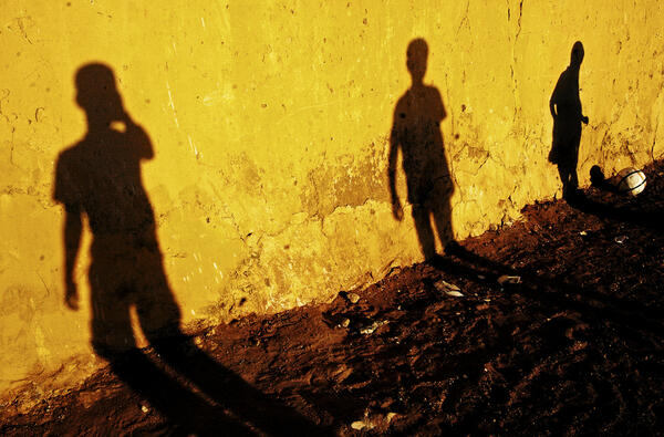 Menschliche Schatten an einer gelben Wand