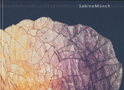 Titelseite des Katalog mit dem Namen der Künstlerin Sabine Münch oben und darunter eines ihrer Kunstwerke. 