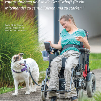 Seite aus der Broschüre "Im Portrait": Eine junge Frau im Rollstuhl nimmt Kontakt zu ihrem Hund auf, der neben ihr steht.