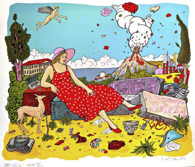 Kunstwerk: Eine Frau im roten, weiß gepunkteten Sommerkleid mit ausladendem Sommerkleid sitzt auf Quadern und ist umgeben von antiken Fundstücken. Im Hintergrund befindet sich eine Müllhalde, ein ausbrechender Vulkan, moderne Städte, das Meer und ein blauer Himmel. über dieser Szene schwebt eine nackte Person mit Flügeln.