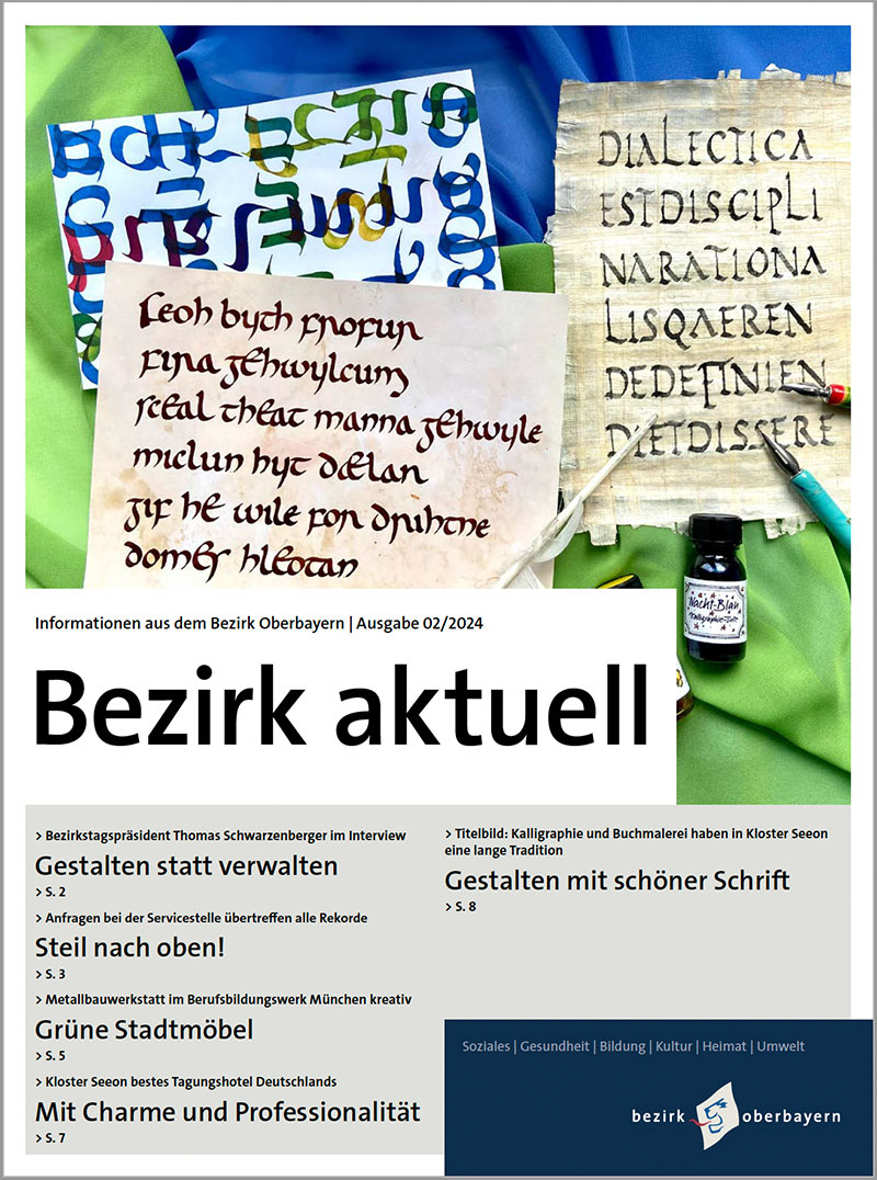 Titelbild mit Schriftzug Bezirk aktuell und einer Fotocollage aus kalligraphischen Übungsstücken, einer Feder und einem Tintenfass auf einem grünem Seidentuch.