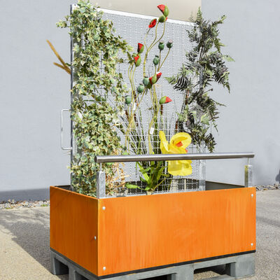 Pflanzenwand: Auf einer Palette stekt ein orange lackierte Pflanzbehälter, den ein Gitter überragt, auf dem Pflanzen emporranken.