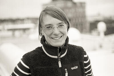 Schwarz-Weiss-Portraitfoto einer Frau mit Brille.