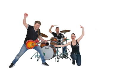 Drei Bandmusiker mit Gitarre, Schlagzeug und ohne Instrument posen für ein Foto. Sie sind freigestellt vor weißem Hintergrund.