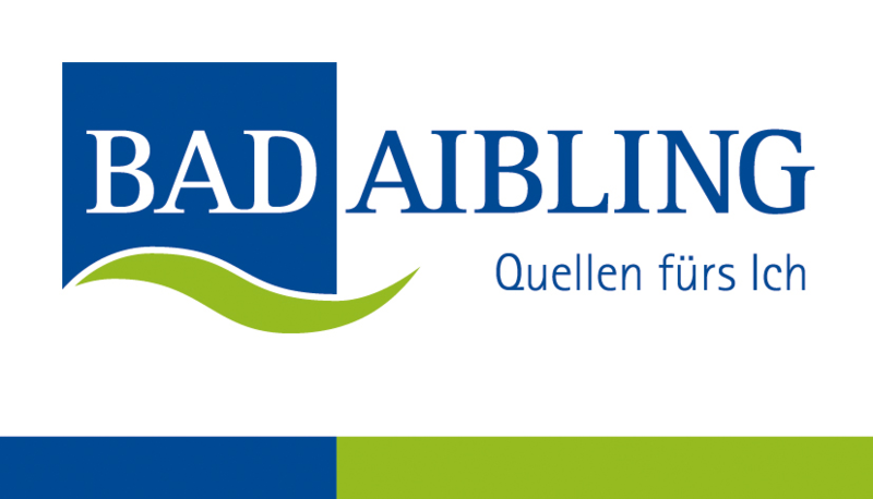 Logo der Stadt Aiblng: Blaue und grüne Flächen auf weißem Untergrund und der Schritzug Bad Aibling - Quellen fürs Ich