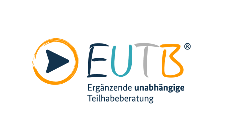 Logo mit der Beschriftung EUTB in Blau, Grau und Orange, und dem Schriftzug "ergänzende unabhängige Teilhabeberatung". Davor ein Symbol mit orangem Kreis und darin einem blauem Pfeil