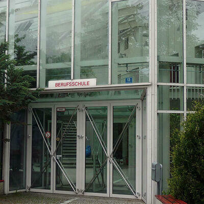 Blick auf den Eingang den Haupteingang der Berufsschule Herzogsägmühle