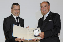 Prof. Dr. Rupert Gebhard (links) erhält von Bezirkstagspräsident Josef Mederer den Oberbayerischen Kulturpreis