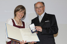 Bezirkstagspräsident Josef Mederer überreicht den Oberbayerischen Kulturpreis an Kathi Stimmer-Salzeder